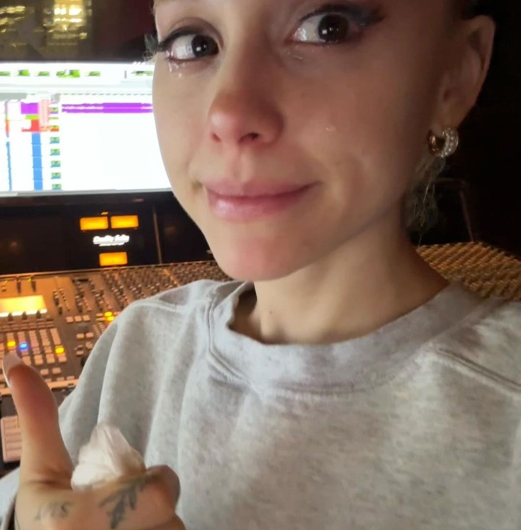 Ariana Grande w studiu nagraniowym.