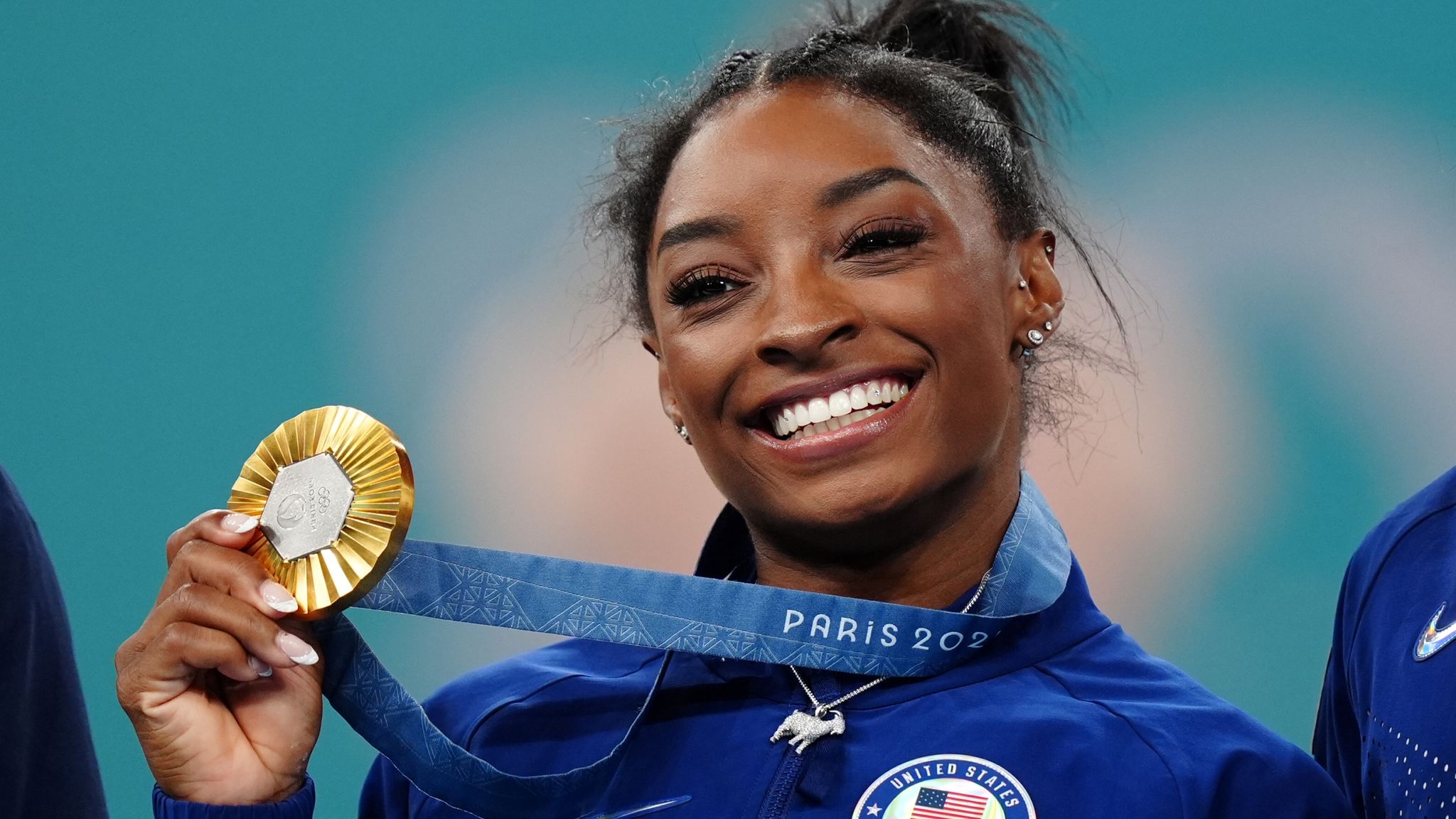 Nasza ulubienica Simone Biles zdobywa piąty wymieniony element i dominuje we wszystkich kwalifikacjach.