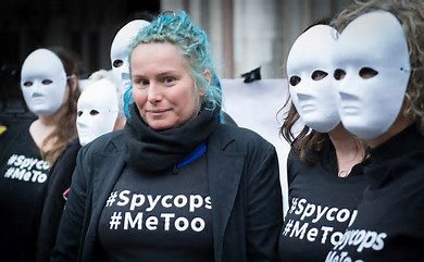 MetPolice: Jak policja przez rok szpiegowała aktywistkę pod przykrywką romansu
