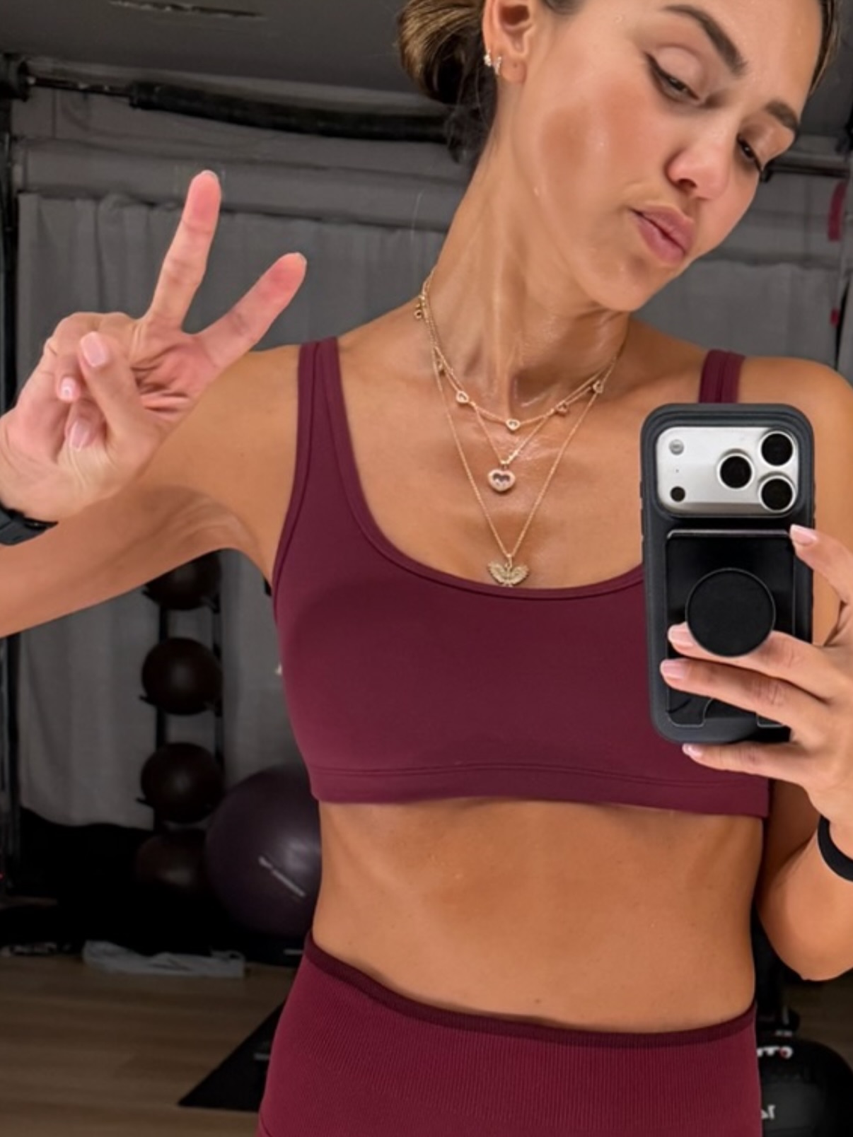 Jak ćwiczy Jessica Alba? Siła, cardio, joga i treningi całego ciała zamiast jednej „magicznej” rutyny