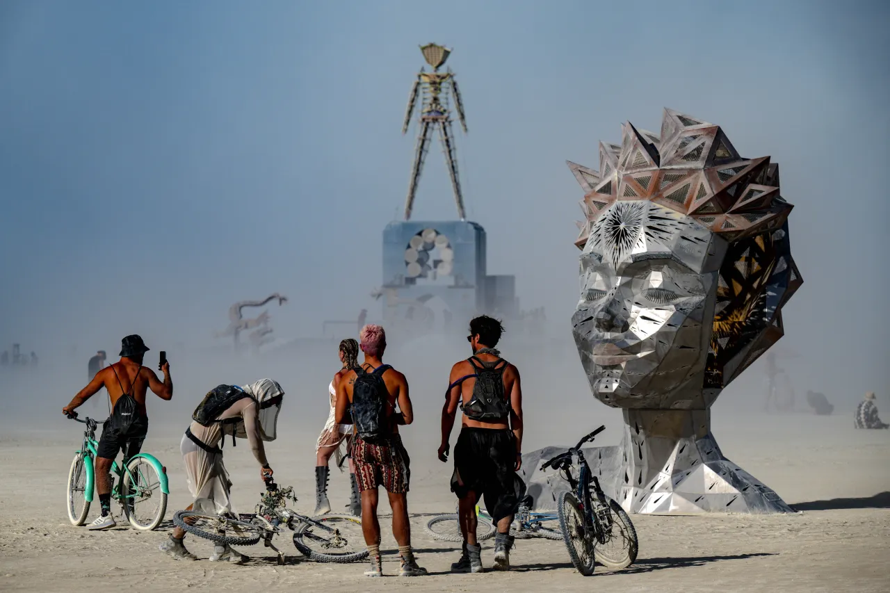 Burning Man kosztuje coraz więcej. Za co właściwie płacą uczestnicy i czy pustynne miasto ma problem?