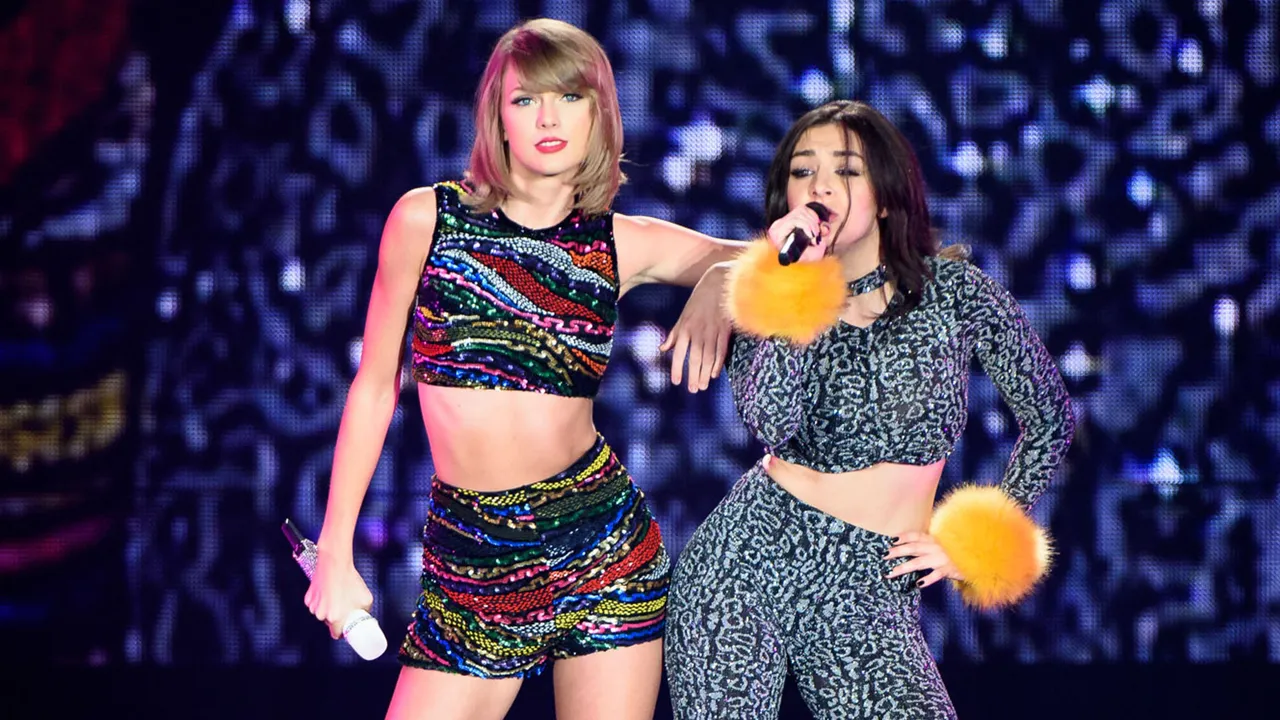 Charli XCX i Taylor Swift naprawdę się nie lubią? „Sympathy Is a Knife” i „Actually Romantic” rozpętały nową popową dramę