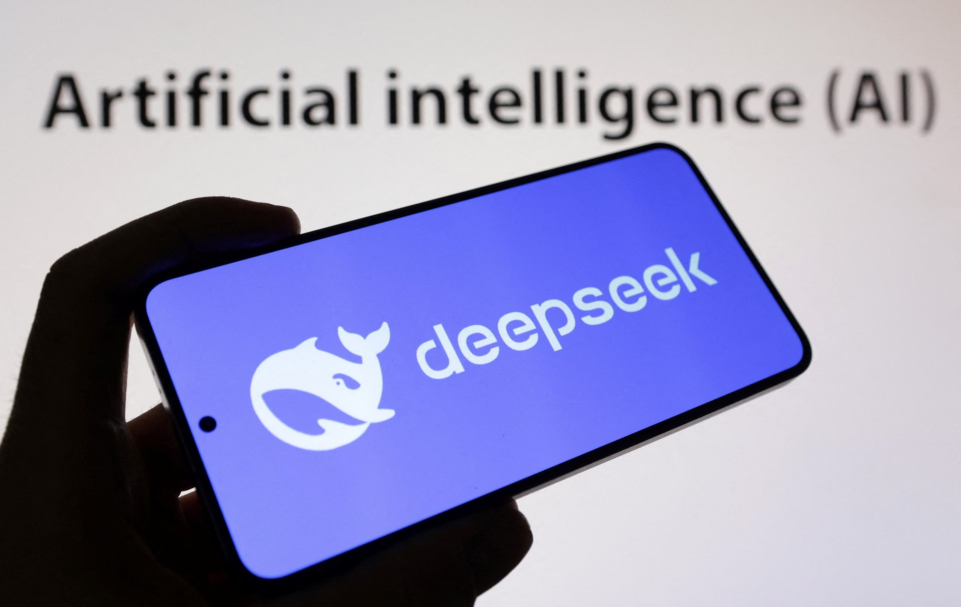 Google zmienia wyszukiwarkę w Europie, USA oskarżają chińskie firmy AI, a Apple szykuje składany iPhone. Trzy wielkie ruchy w technologii