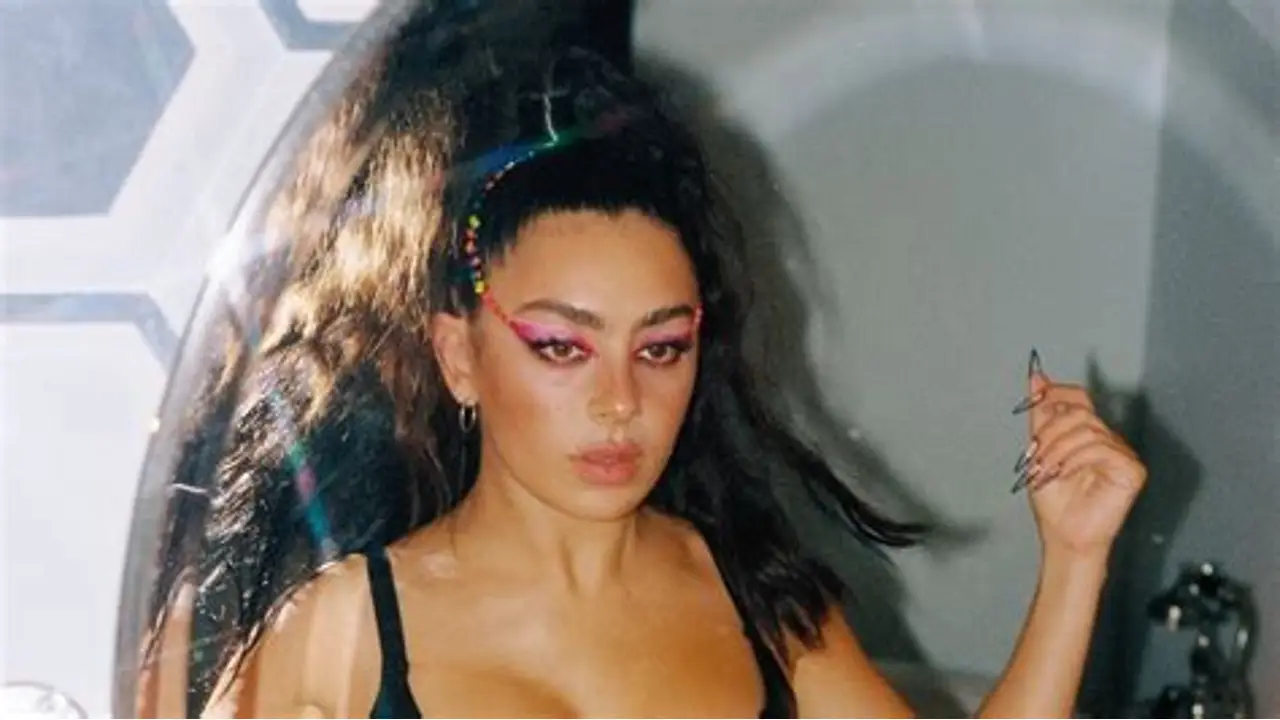 Charli XCX i Rina Sawayama po aferze z 2023 roku. Czy ich przyjaźń naprawdę się skończyła?